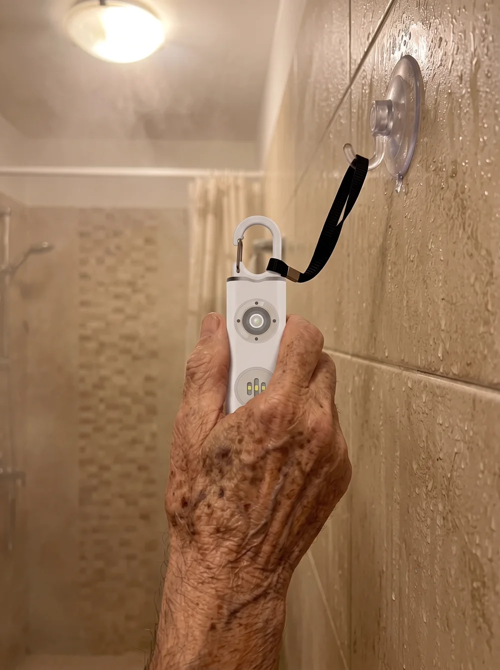 יד מבוגרת מושכת את אזעקת PullSafe במקלחת